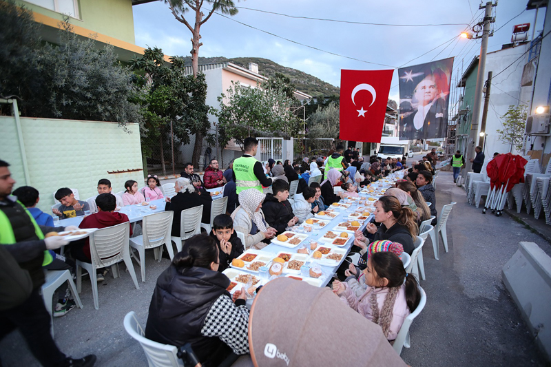 Başkan Sandal, depremzedelerle iftarda buluştu